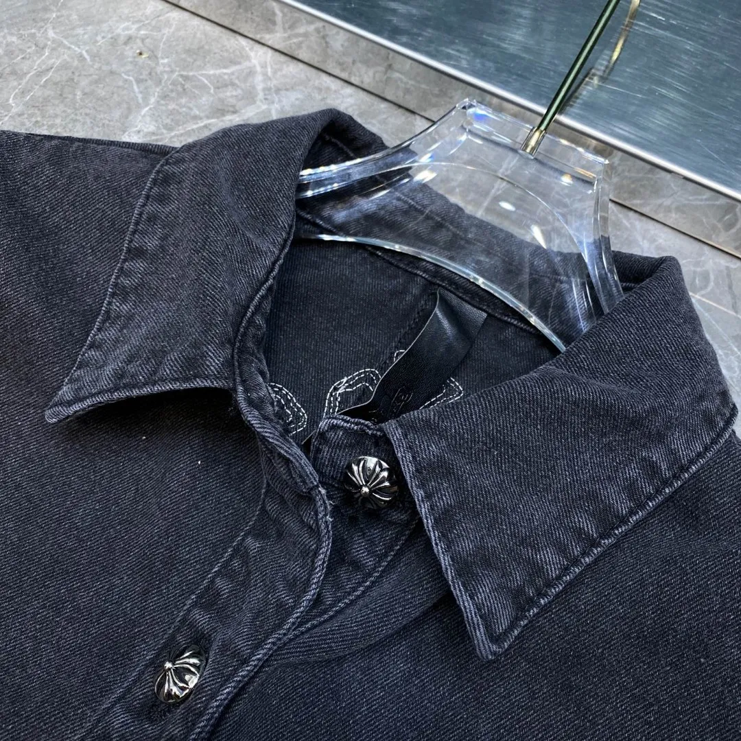 P256 Chrome Hearts customized autumn and winter shirt series, classic patchwork embroidered leather denim, exclusive custom weaving and dyeing, 100% pure cotton high weight denim fabric, high-tech washing! Heavy enzyme stone rinse! Original hardware mold opening! ⭐Specially customized pocket design on the front panel ⭐Thickened leather patchwork on the back panel ➕Patchwork design The most simple and versatile denim shirt this season Suitable for all kinds of outfits and can be worn in all seasons 🌈Recommended color: black 🌈Code numbers: S, M, L, XL